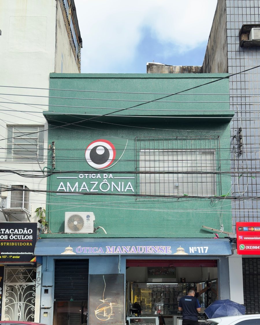 Fachada verde da Ótica da Amazônia com o logo, na Rua Rui Barbosa, 117, Centro de Manaus